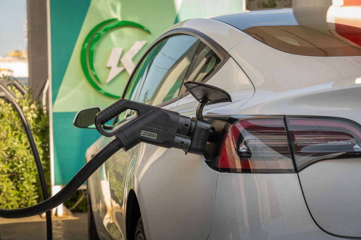Voiture électrique en charge illustrant l'actualité automobile et l'électrification