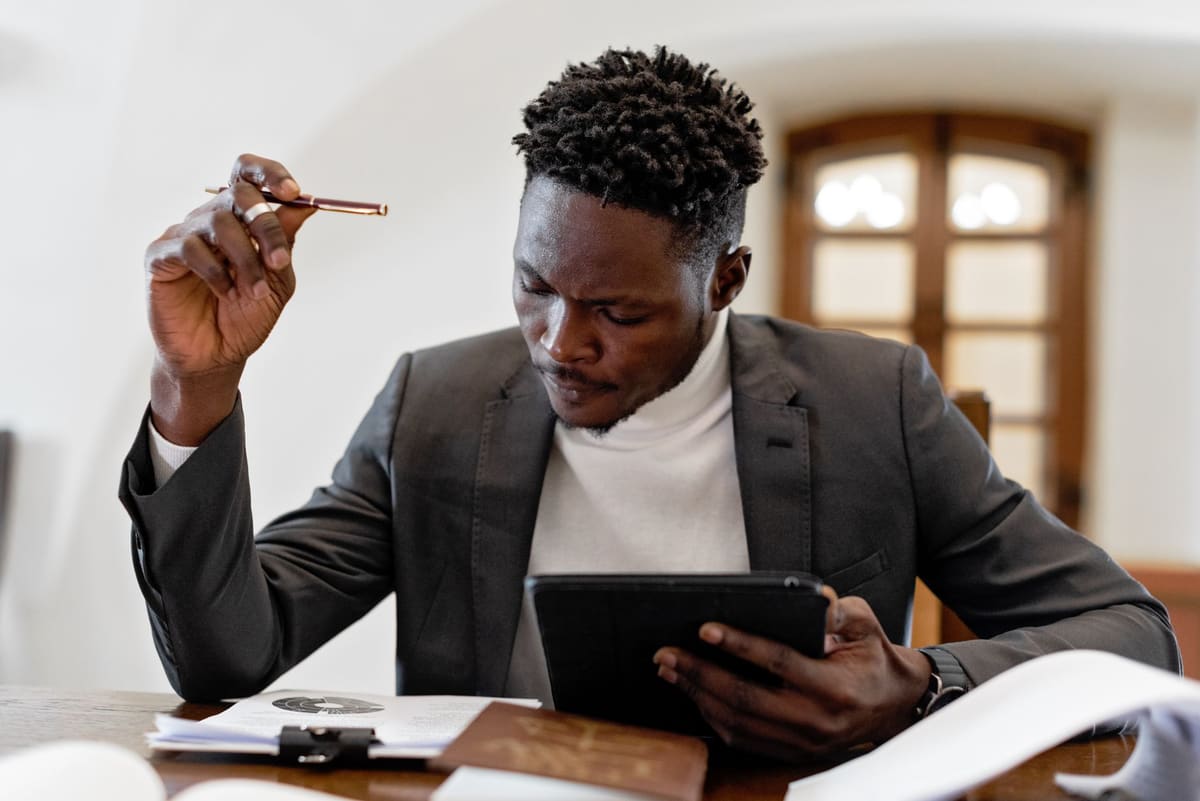 Jeune conducteur consultant un devis assurance voiture sans permis sur tablette