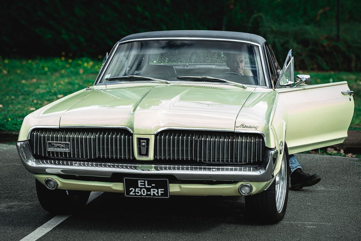 Vendeur montrant le tableau de bord d'une voiture sans permis occasion