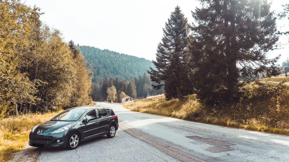 Élève en conduite accompagnée sur route de campagne pour préparer le permis de conduire