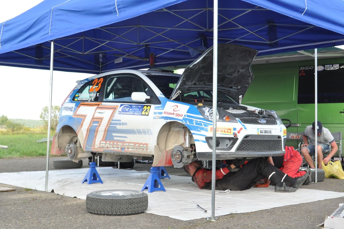 Zone d'assistance technique lors du rallye Monte-Carlo avec mécaniciens au travail
