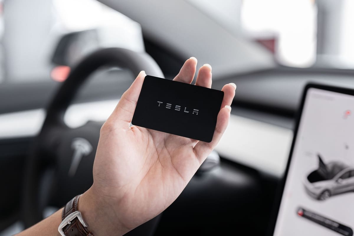 Carte bancaire premium présentée pour la caution d'une location voiture de luxe